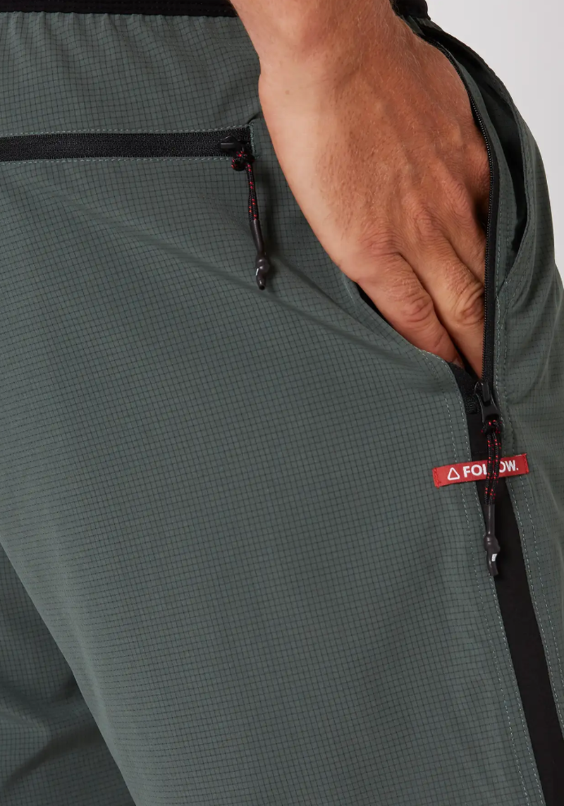 Follow Herren Hybrid Tech Short - olive