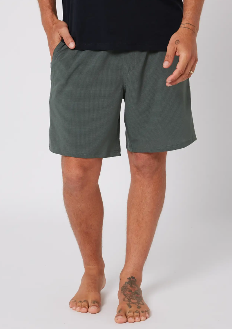 Follow Herren Hybrid Tech Short - olive